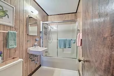 Mökkimajoitus Pet Friendly Second Row House Steps To Beach!