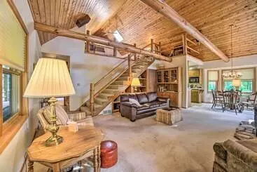 コテージ Riverfront Oconto Cabin W/ Fire Pit & Yard!