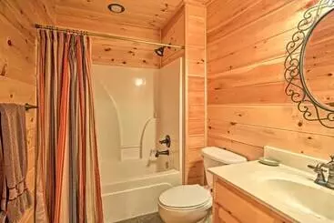 Mökkimajoitus Spacious & Secluded Cabin: 25 Mi To Bentonville!