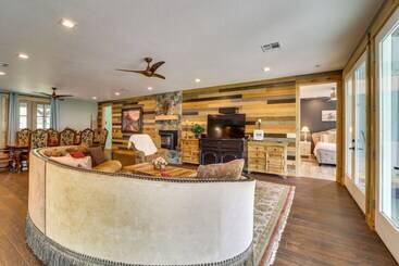 별장 Lakefront Afton Home W/ Hot Tub & Shared Dock!