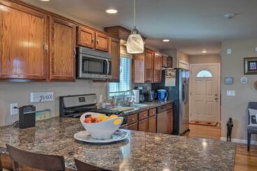 קוטג'' Waterfront Home W/ Large Deck & Dock On Narrow Bay