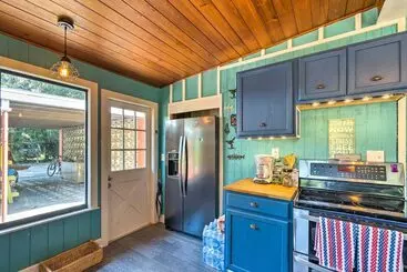 Mökkimajoitus Breezy, Garden Level Home < 2mi To Riverwalk!