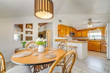 بيت ريفى Charming Floral City Home 4 Mi To Downtown!