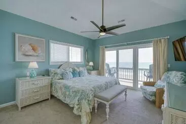 Mökkimajoitus Grand Seaside Escape W/ Direct Beach Access!