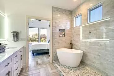 Mökkimajoitus Great Salt Lake House: 5,000 Sq Ft, Mtn Views!