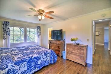 بيت ريفى Lakefront Kingsport Home W/ Private Hot Tub!