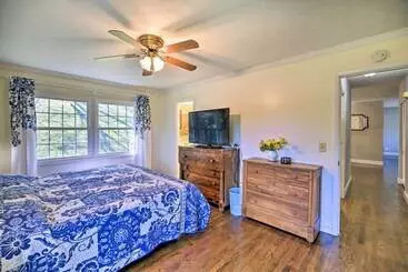 Mökkimajoitus Lakefront Kingsport Home W/ Private Hot Tub!