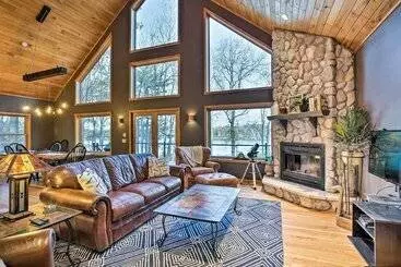 コテージ Lakeside Sarona Home: Private Dock & Fire Pit!