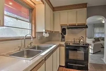 Mökkimajoitus Luxe Lewes Family Beach House W/ Pool & Game Room