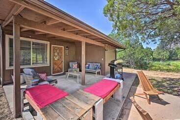 بيت ريفى Peaceful Strawberry Cabin: Fire Pit & Hot Tub