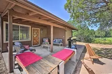 Mökkimajoitus Peaceful Strawberry Cabin: Fire Pit & Hot Tub