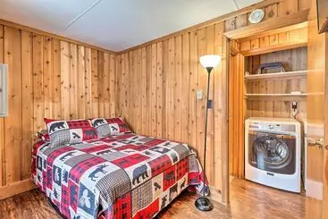 Mökkimajoitus Near Skiing: Pocono Lake Cabin W/ Screened Patio