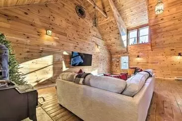 Mökkimajoitus Rangeley Retreat Cabin Style Home: Lake Access