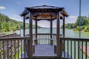 Mökkimajoitus Dandridge Vacation Rental W/ Fishing Pier & Grill!