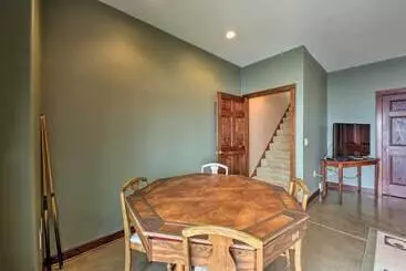 コテージ Spacious Edgerton Home W/ Private Beach & Views!