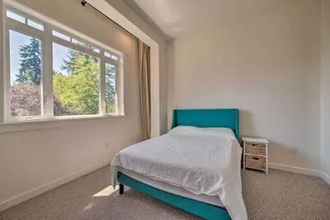 Mökkimajoitus Spacious Lake Stevens Home W/ Fire Pit, Patio