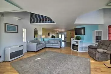 Sun Soaked Coastal Cottage W/ Deck + Walk To Beach