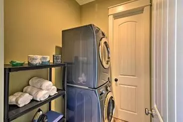 Mökkimajoitus Deck + Fire Pit: Updated Crystal Beach Retreat!