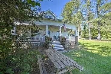コテージ Fire Pit & Beach: Lake Pleasant Home W/ Views