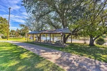 コテージ Walk To Cedar Creek Reservoir: Home W/ Fire Pit!