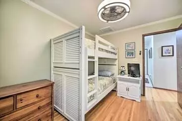 Mökkimajoitus Charming Lakefront Home W/ Grill & Fire Pit!