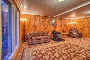 קוטג'' Charming Rural Retreat: Great Sacandaga Lake Area!