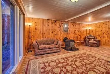 コテージ Charming Rural Retreat: Great Sacandaga Lake Area!