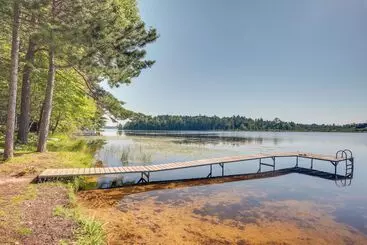 コテージ Cozy Northwoods Cabin W/ Private Lake Access