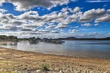 コテージ Graford Cabin W/ Rooftop Deck & Lake Views!