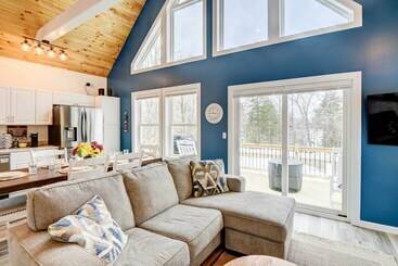 קוטג'' Maine Retreat W/ Balcony: 5 Mi To Lakes