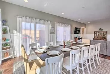 Mökkimajoitus Morrisonville Manor W/ Fire Pit & Hot Tub!