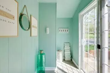 Nautical Akron Cottage W/ Sunroom + Lake Views!