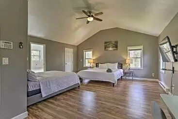 Mökkimajoitus Peaceful Long Pond Home W/ Private Hot Tub!