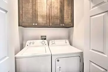 コテージ Pet Friendly Retreat   1 Block To Colorado River!