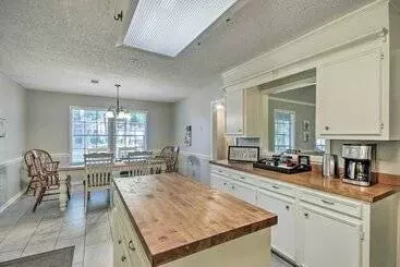 コテージ Charming Brandon Home W/ Deck, Charcoal Grill