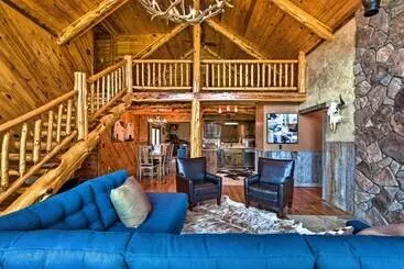 Mökkimajoitus Eureka Springs Area Cabin W/ Deck + 7 Acres!