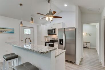 茅舍 Gulf Breeze Home W/ Screened Porch: Near Beach!