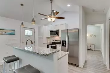 コテージ Gulf Breeze Home W/ Screened Porch: Near Beach!