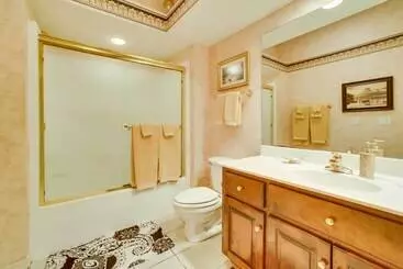 Mökkimajoitus Home In Bella Vista W/ Deck & Lake Windsor Views!