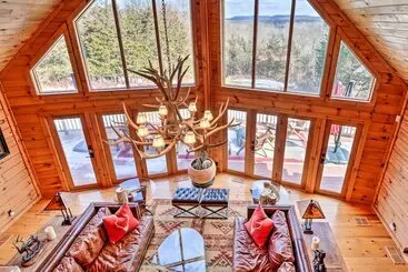 Mökkimajoitus Luxury Log Cabin W/ Ev Charger & Mtn Views!