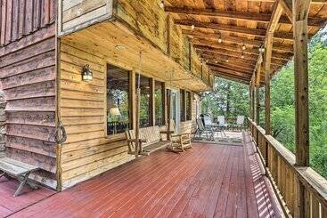 بيت ريفى Peaceful Cabin W/ Mtn + River Views, Fire Pit