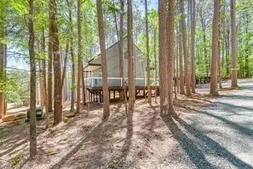 コテージ Shirley Treehouse Style Cabin W/ Lake Access!