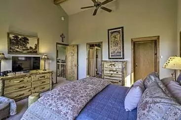 Mökkimajoitus Spacious Fairplay Retreat W/ Hot Tub & Fire Pit!