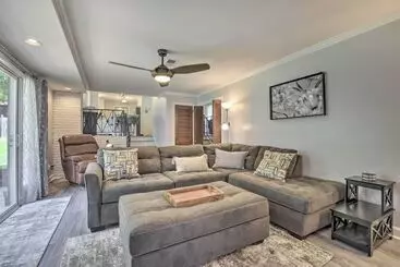 Mökkimajoitus Updated High Point Retreat W/ Pool & Backyard