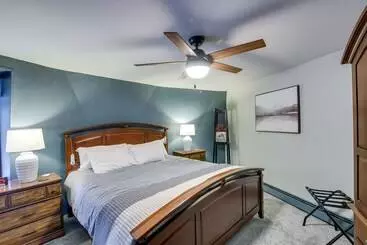 コテージ Wisconsin Vacation Rental: 1 Mi To Road America!