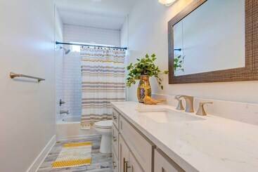 بيت ريفى Bayfront Dauphin Island Home W/ Beach Access!