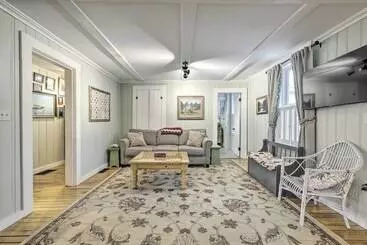 Charming Sutton Cottage: Walk To Lake & Farm!