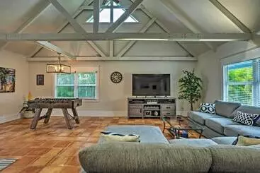 Mökkimajoitus Hutchinson Island Home W/ Heated Pool: Near Beach!