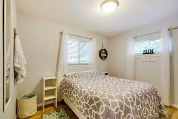 Mökkimajoitus Lakefront Sunrise Beach Home W/ Private Dock!