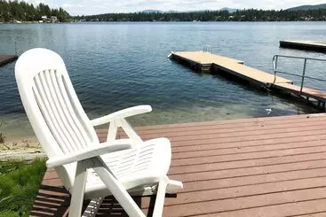 Mökkimajoitus Newport Cabin W/ Lakefront Private Porch & Grill!